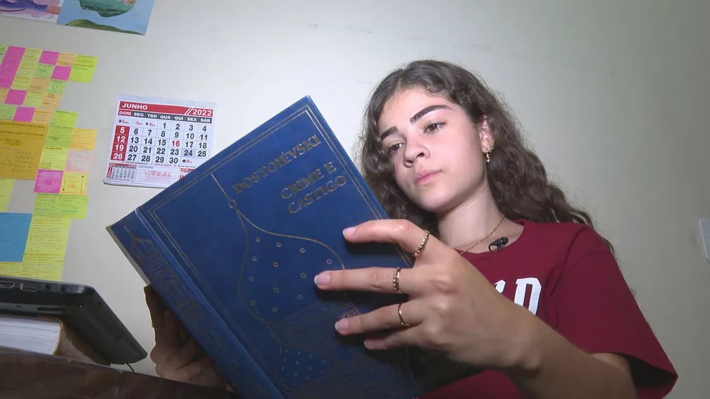 agrandeartedeserfeliz.com - Brasileira de 18 anos, estudante de escola pública, conquista bolsa de estudos em Harvard