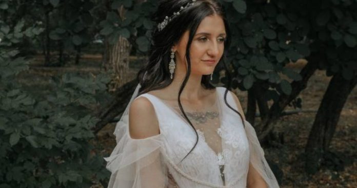 Noiva se irrita com a melhor amiga e a manda embora do casamento por usar vestido branco e véu