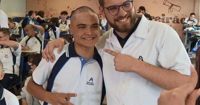 Em gesto solidário, estudantes raspam cabelo em apoio a colega que iniciou tratamento contra câncer