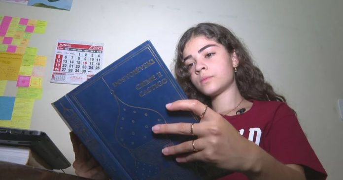 Brasileira de 18 anos, estudante de escola pública, conquista bolsa de estudos em Harvard