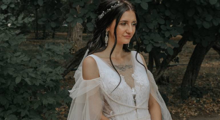 agrandeartedeserfeliz.com - Noiva se irrita com a melhor amiga e a manda embora do casamento por usar vestido branco e véu