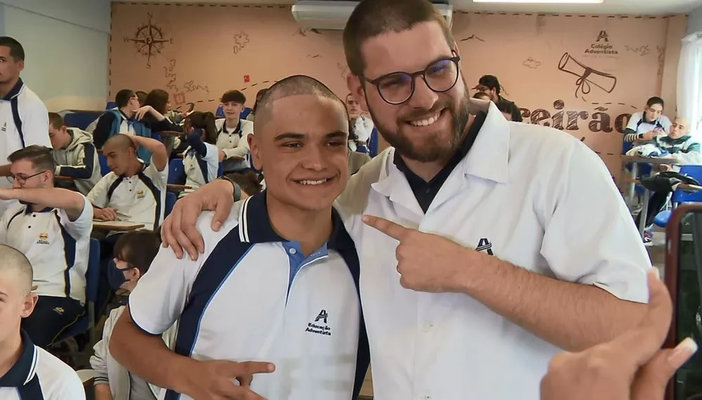 agrandeartedeserfeliz.com - Em gesto solidário, estudantes raspam cabelo em apoio a colega que iniciou tratamento contra câncer