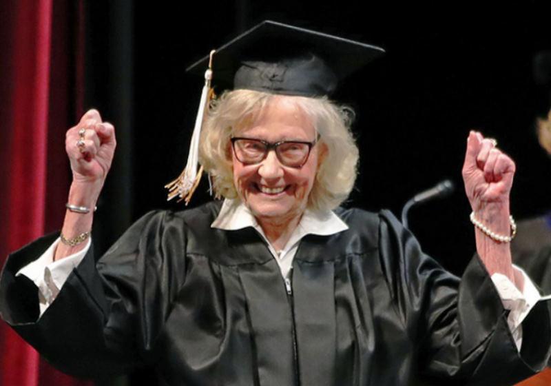 agrandeartedeserfeliz.com - Aos 84 anos, vovó realiza sonho de ser formar na faculdade: 'Pura satisfação'