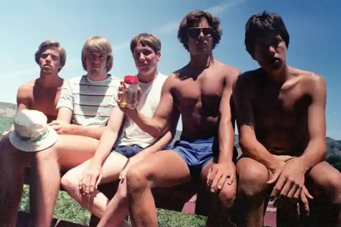agrandeartedeserfeliz.com - Quinteto de amigos que tira foto com a mesma pose desde 1982 acaba de postar sua última foto; veja!