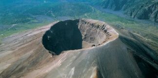 Turista cai na cratera do monte Vesúvio, na Itália, ao tentar pegar celular que caiu após selfie