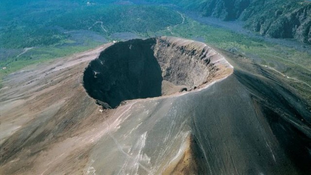 Turista cai na cratera do monte Vesúvio, na Itália, ao tentar pegar celular que caiu após selfie
