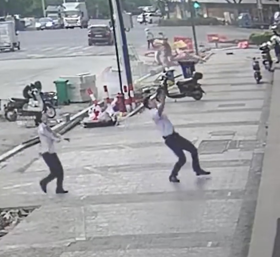 agrandeartedeserfeliz.com - No momento exato! Homem salva criança que caiu do 6º andar de prédio na China [VIDEO]