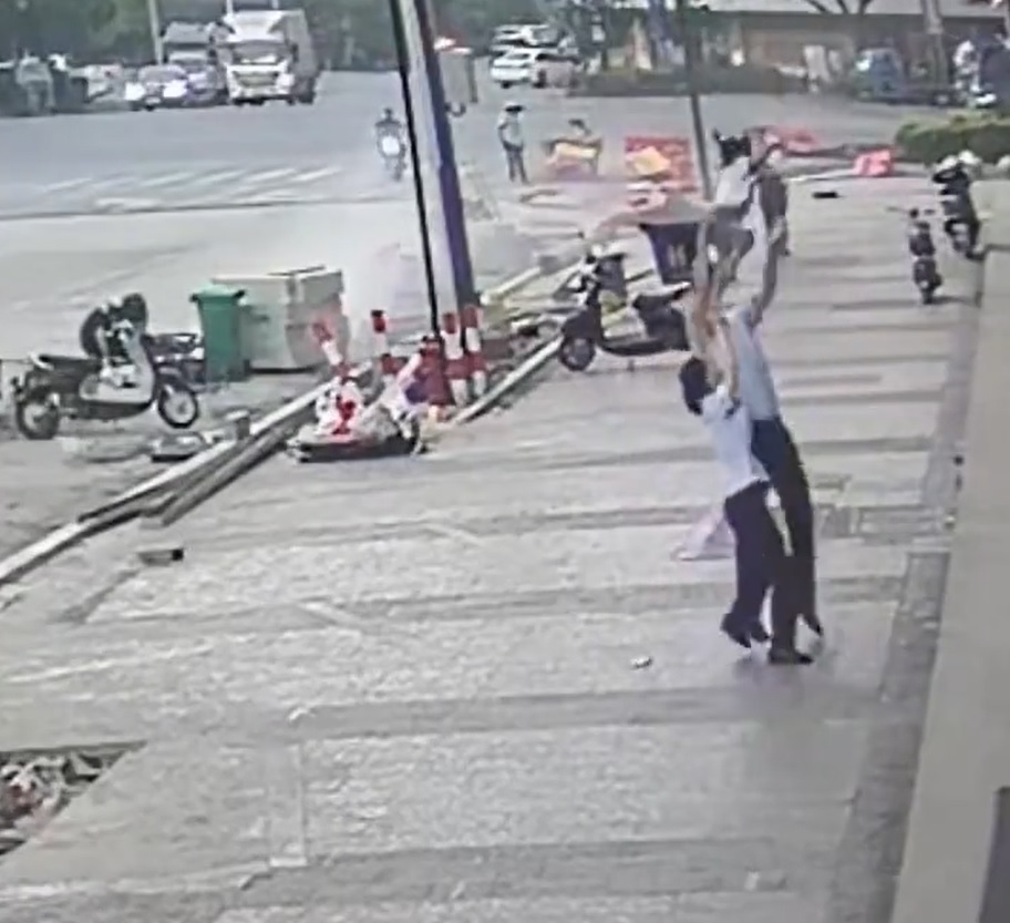 agrandeartedeserfeliz.com - No momento exato! Homem salva criança que caiu do 6º andar de prédio na China [VIDEO]