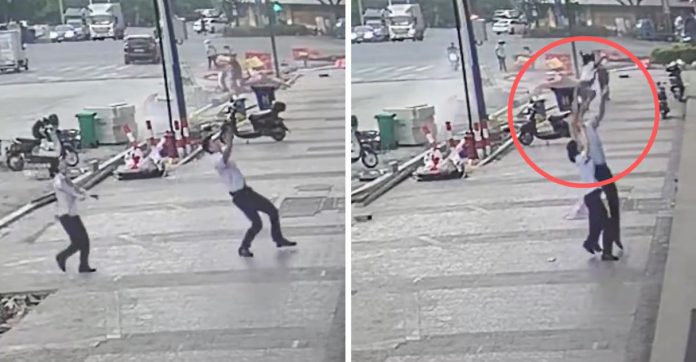 No momento exato! Homem salva criança que caiu do 6º andar de prédio na China [VIDEO]