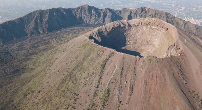 agrandeartedeserfeliz.com - Turista cai na cratera do monte Vesúvio, na Itália, ao tentar pegar celular que caiu após selfie