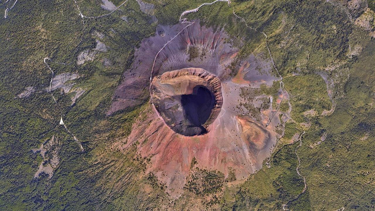 agrandeartedeserfeliz.com - Turista cai na cratera do monte Vesúvio, na Itália, ao tentar pegar celular que caiu após selfie