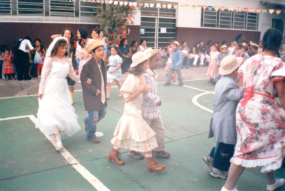 agrandeartedeserfeliz.com - Após se 'casarem' em festa junina infantil, casal se reencontra após 17 anos para se casar 'de verdade'