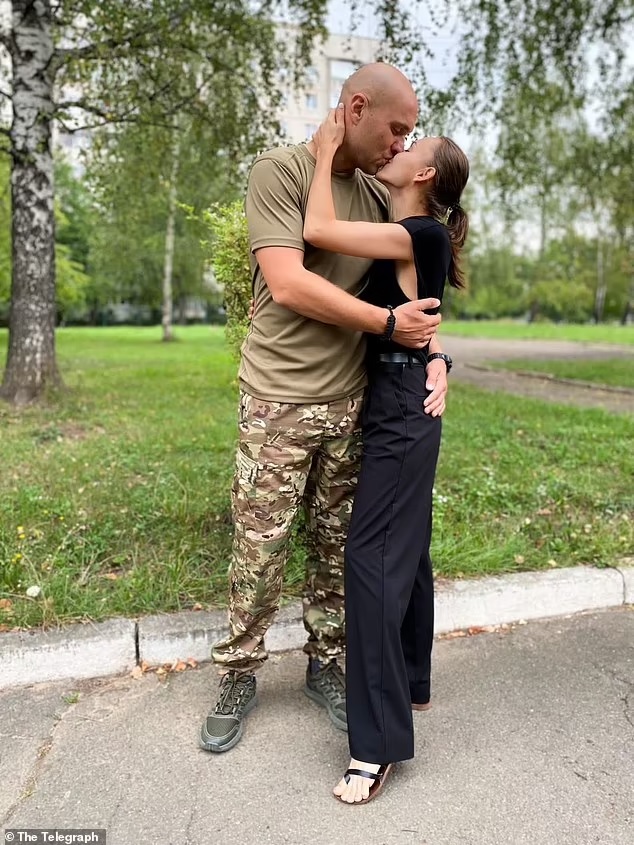 agrandeartedeserfeliz.com - Pai ucraniano pega carona e viaja 800 km para passar 24 horas com esposa e filhos antes da batalha