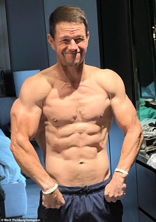 agrandeartedeserfeliz.com - Aos 51, Mark Wahlberg exibe físico impecável para novo filme e surpreende fãs; veja fotos