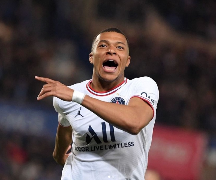 agrandeartedeserfeliz.com - Mais que amigos? Mbappé é visto se divertindo em iate com 1ª modelo trans da Playboy