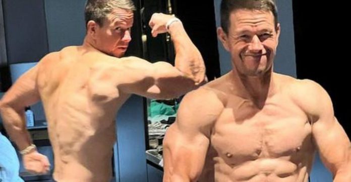 Aos 51, Mark Wahlberg exibe físico impecável para novo filme e surpreende fãs; veja fotos