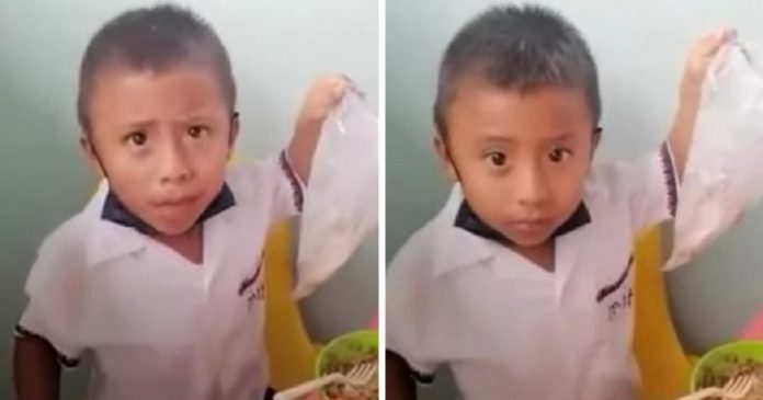 Menino guarda parte da merenda da escola para levar para sua mãe comer em casa