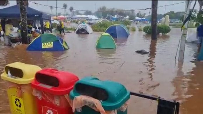 Raio atinge acampamento bolsonarista e quatro pessoas ficam feridas