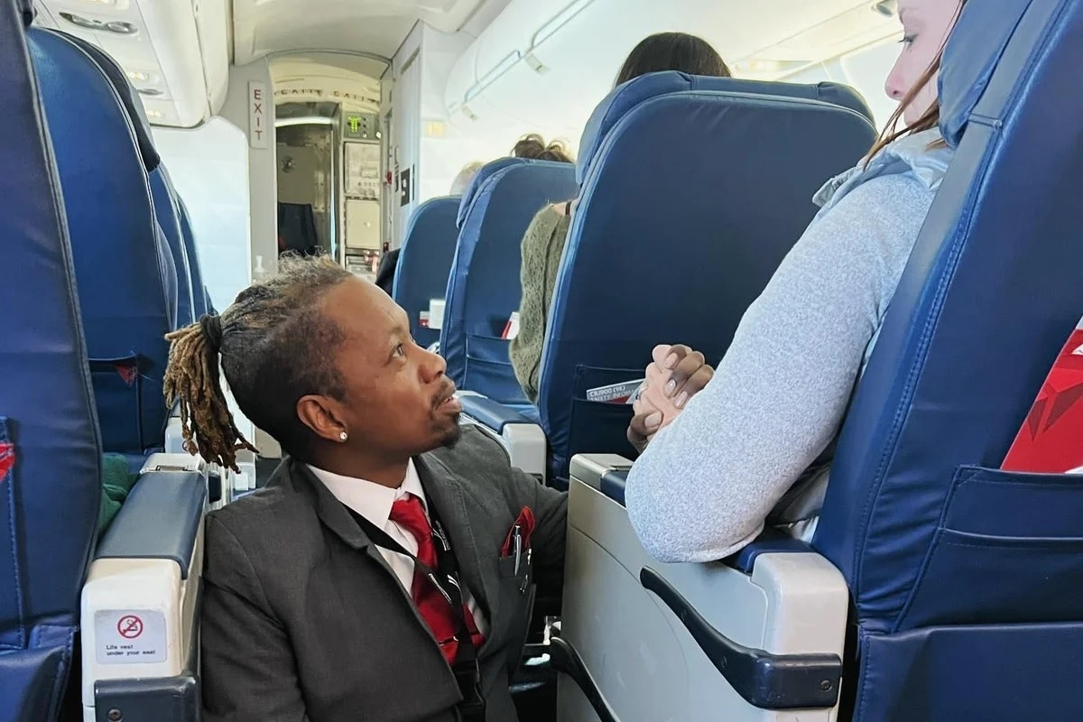 agrandeartedeserfeliz.com - Sentado no chão do avião, comissário de bordo consola cliente angustiada durante o voo inteiro