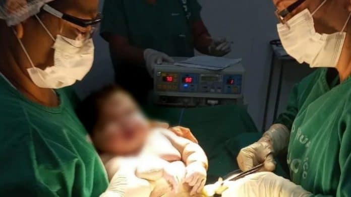 Bebê brasileiro nasce com 7,3 kg e 59 centímetros