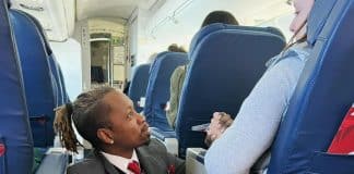 Sentado no chão do avião, comissário de bordo consola cliente angustiada durante o voo inteiro