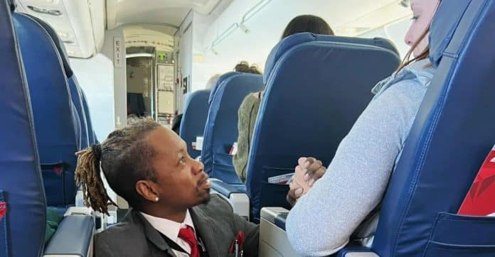 Sentado no chão do avião, comissário de bordo consola cliente angustiada durante o voo inteiro