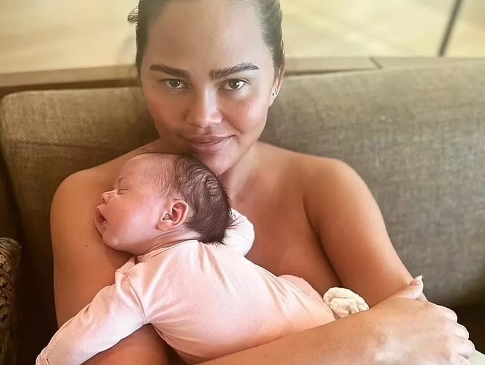 agrandeartedeserfeliz.com - Chrissy Teigen abre mão de ir ao Grammy para ficar com sua bebê recém-nascida; marido levou 3 estatuetas