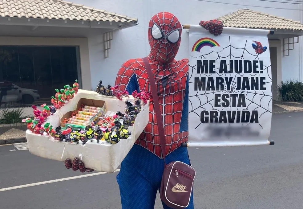 agrandeartedeserfeliz.com - Fantasiado de Homem-Aranha, ambulante que vai ser pai vende balas em semáforo e brinca: 'Mary Jane está grávida'