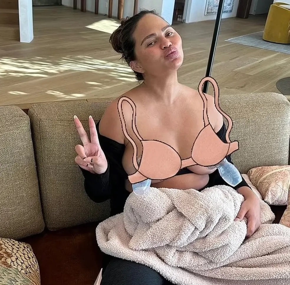 agrandeartedeserfeliz.com - Chrissy Teigen abre mão de ir ao Grammy para ficar com sua bebê recém-nascida; marido levou 3 estatuetas