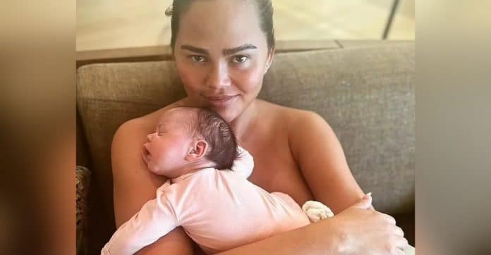 Chrissy Teigen abre mão de ir ao Grammy para ficar com sua bebê recém-nascida; marido levou 3 estatuetas