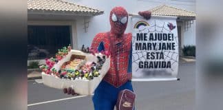 Fantasiado de Homem-Aranha, ambulante que vai ser pai vende balas em semáforo e brinca: ‘Mary Jane está grávida’