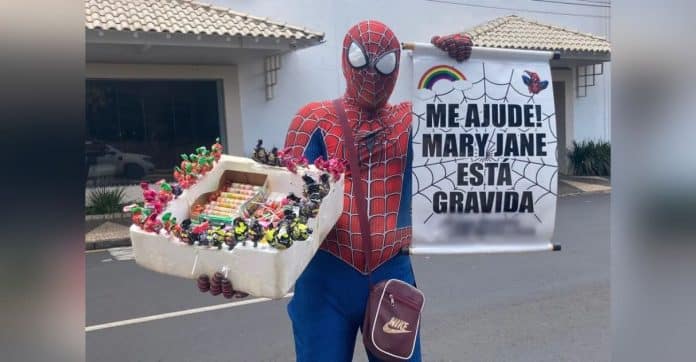 Fantasiado de Homem-Aranha, ambulante que vai ser pai vende balas em semáforo e brinca: ‘Mary Jane está grávida’