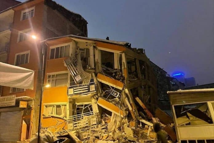 Terremoto de 7,8 de magnitude causa a morte de mais de 1,2 mil na Turquia e Síria