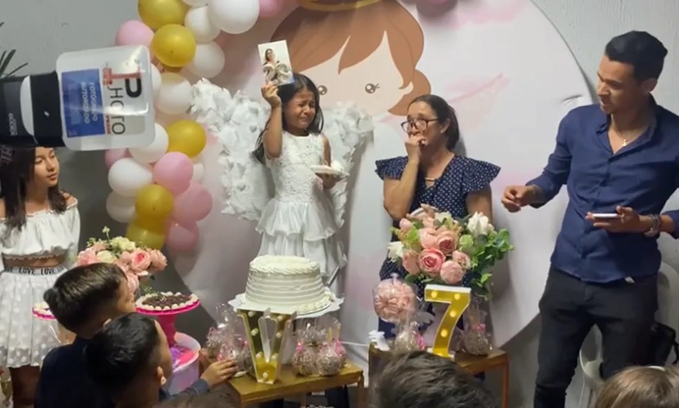 agrandeartedeserfeliz.com - "O primeiro pedaço vai pra minha mamãe", diz menina de 7 anos em homenagem à mãe falecida meses antes do seu aniversário