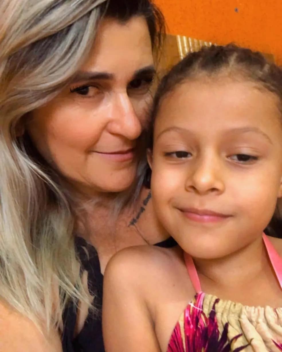 agrandeartedeserfeliz.com - "O primeiro pedaço vai pra minha mamãe", diz menina de 7 anos em homenagem à mãe falecida meses antes do seu aniversário