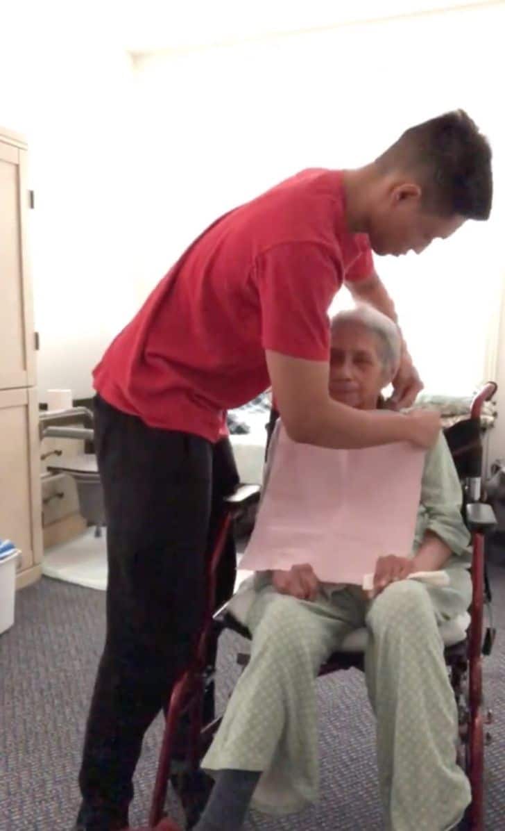 agrandeartedeserfeliz.com - "Jamais deixaria ela em um asilo", diz neto que cuida da avó quase centenária há 7 anos [VIDEO]