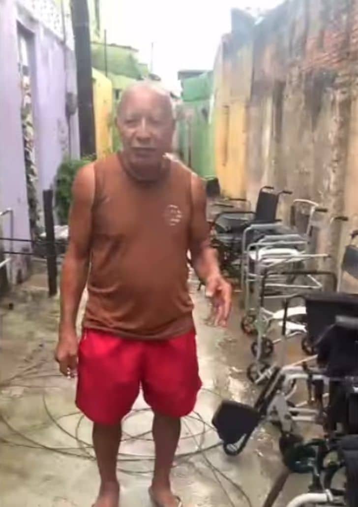 agrandeartedeserfeliz.com - Vovô conserta cadeiras de rodas descartadas em lixão e doa para pessoas com deficiência no Ceará