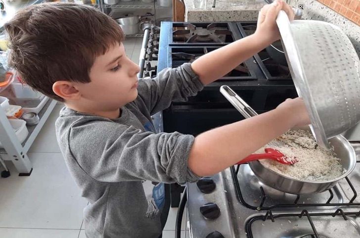 agrandeartedeserfeliz.com - Mãe ensina o filho de 10 anos a cozinhar para que ele nunca exija da esposa: "Ele tem que aprender"