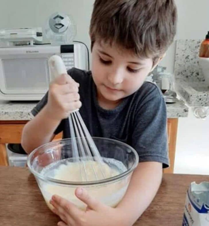 agrandeartedeserfeliz.com - Mãe ensina o filho de 10 anos a cozinhar para que ele nunca exija da esposa: "Ele tem que aprender"