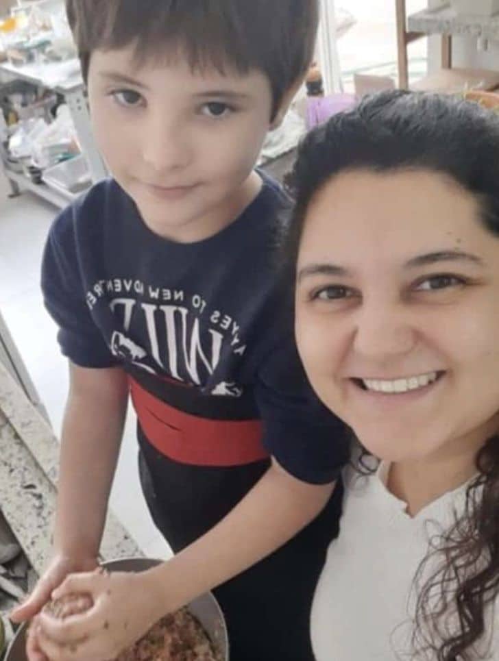 agrandeartedeserfeliz.com - Mãe ensina o filho de 10 anos a cozinhar para que ele nunca exija da esposa: "Ele tem que aprender"