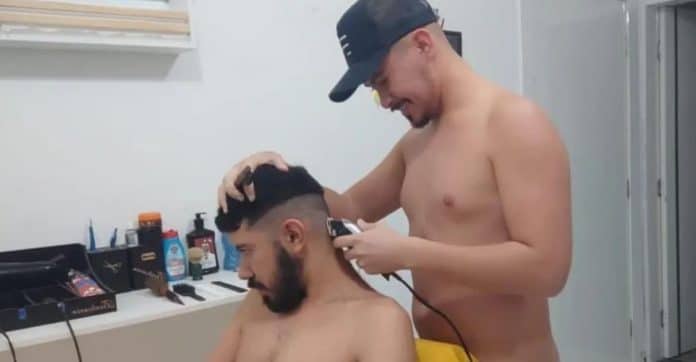 Barbearia naturista em Fortaleza recebe clientes até de outros países: ‘Nudismo é opcional’