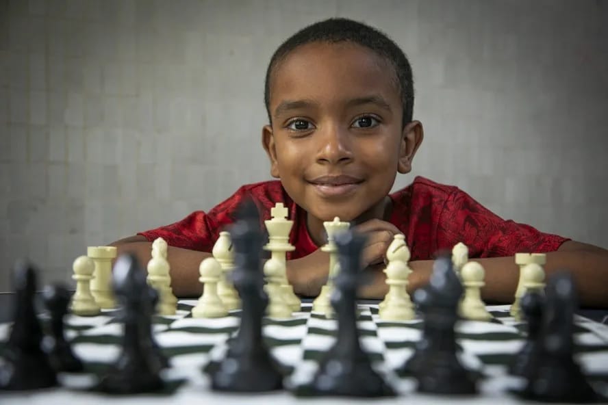 agrandeartedeserfeliz.com - Com apenas 7 anos, menino que mora em comunidade carente do Rio conclui curso em Harvard