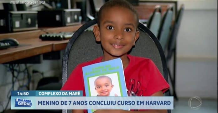 Com apenas 7 anos, menino que mora em comunidade carente do Rio conclui curso em Harvard