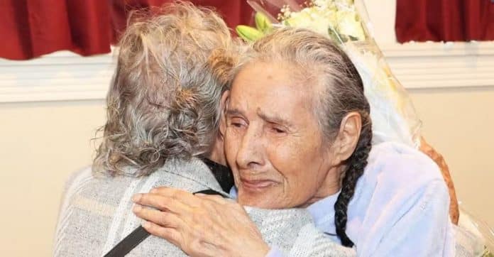 Gêmeas de 90 anos se reencontram após OITO DÉCADAS SEPARADAS graças a teste de DNA