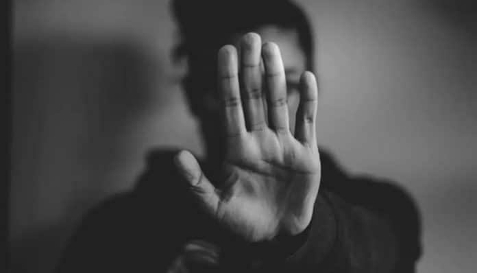 Gaslighting emocional: como identificar quando alguém faz você duvidar de si mesma